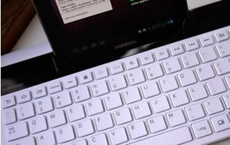 Samsung сменя докинг клавиатурата за таблети с два аксесоара